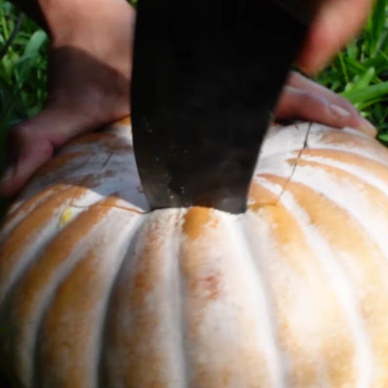 Step 2 Prepare the pumpkin for roasted black chicken stuffed with pumpkin