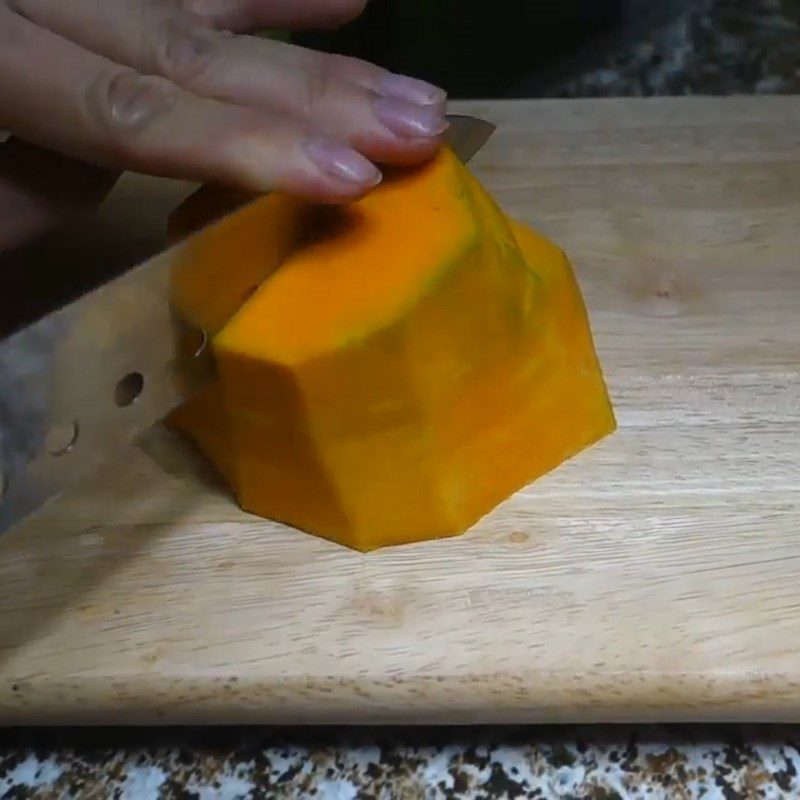 Step 1 Prepare the pumpkin for coconut water pumpkin jelly