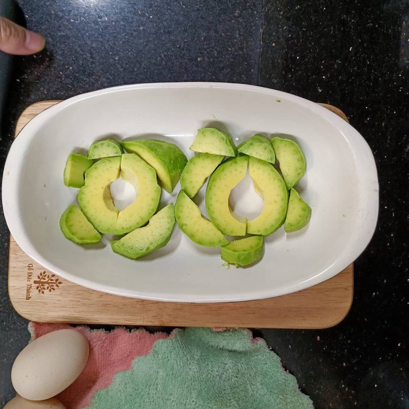 Step 1 Prepare the avocado Baked avocado with cheese egg (recipe shared by a user)