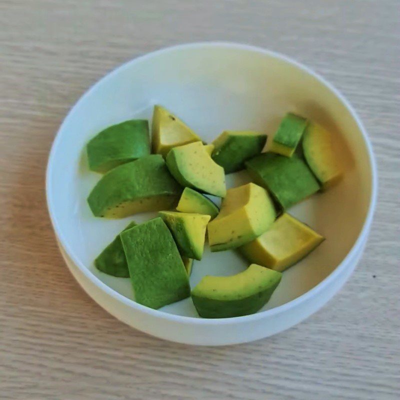 Step 1 Prepare the avocado for avocado pudding for babies