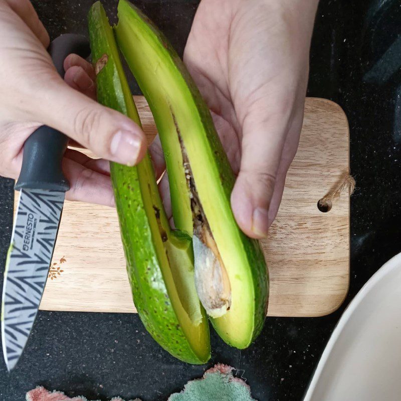 Step 1 Prepare the avocado Baked avocado with cheese egg (recipe shared by a user)