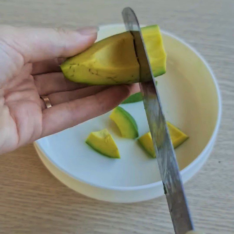 Step 1 Prepare the avocado for avocado pudding for babies