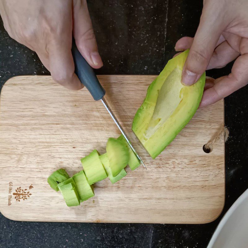 Step 1 Prepare the avocado Baked avocado with cheese egg (recipe shared by a user)