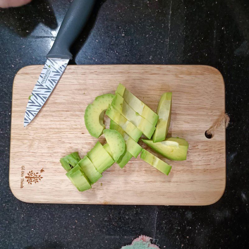 Step 1 Prepare the avocado Baked avocado with cheese egg (recipe shared by a user)