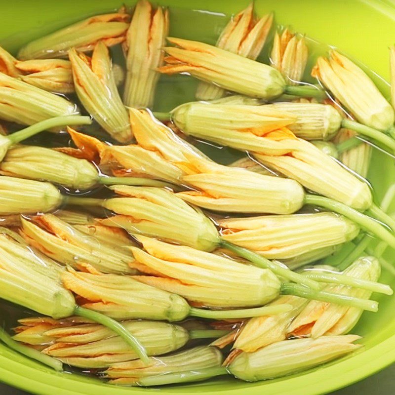 Step 1 Prepare pumpkin flowers Fried stuffed pumpkin flowers