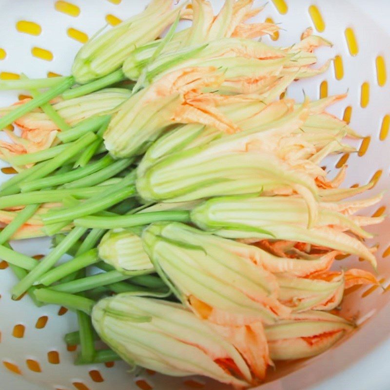 Step 1 Prepare zucchini flowers for steamed stuffed zucchini flowers
