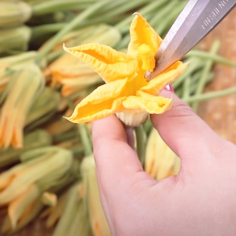 Step 1 Prepare pumpkin flowers Fried stuffed pumpkin flowers