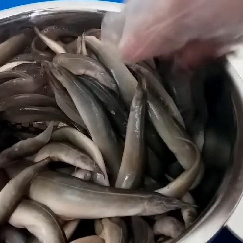 Step 1 Cleaning the Dried Eel