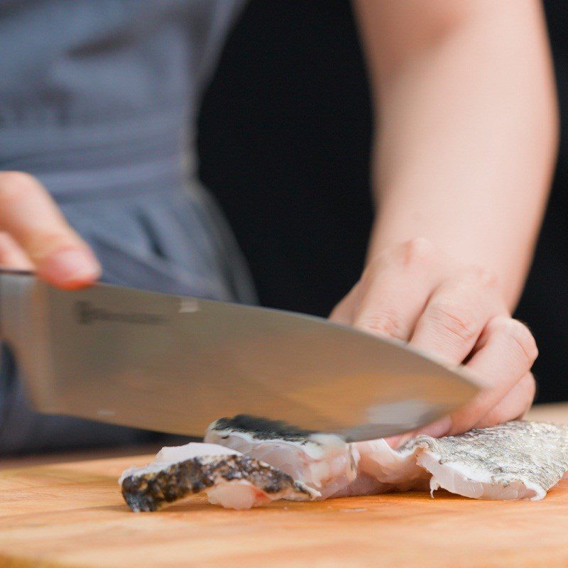Step 1 Prepare the grouper fish Hotpot with grouper fish and lime