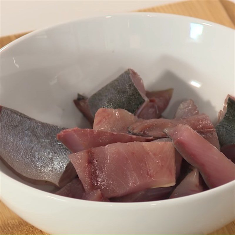 Step 1 Prepare and marinate pomelo fish Crispy pomelo fish with basil leaves