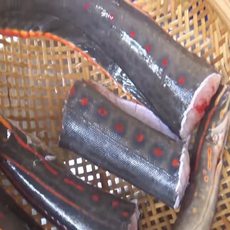 Step 1 Prepare eel for sour and spicy eel hot pot