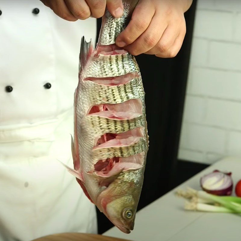 Step 1 Prepare barramundi Fried barramundi with honey sauce