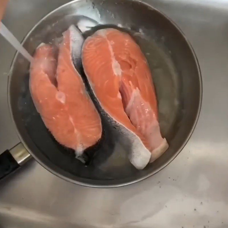 Step 1 Prepare the salmon Braised salmon in coconut water
