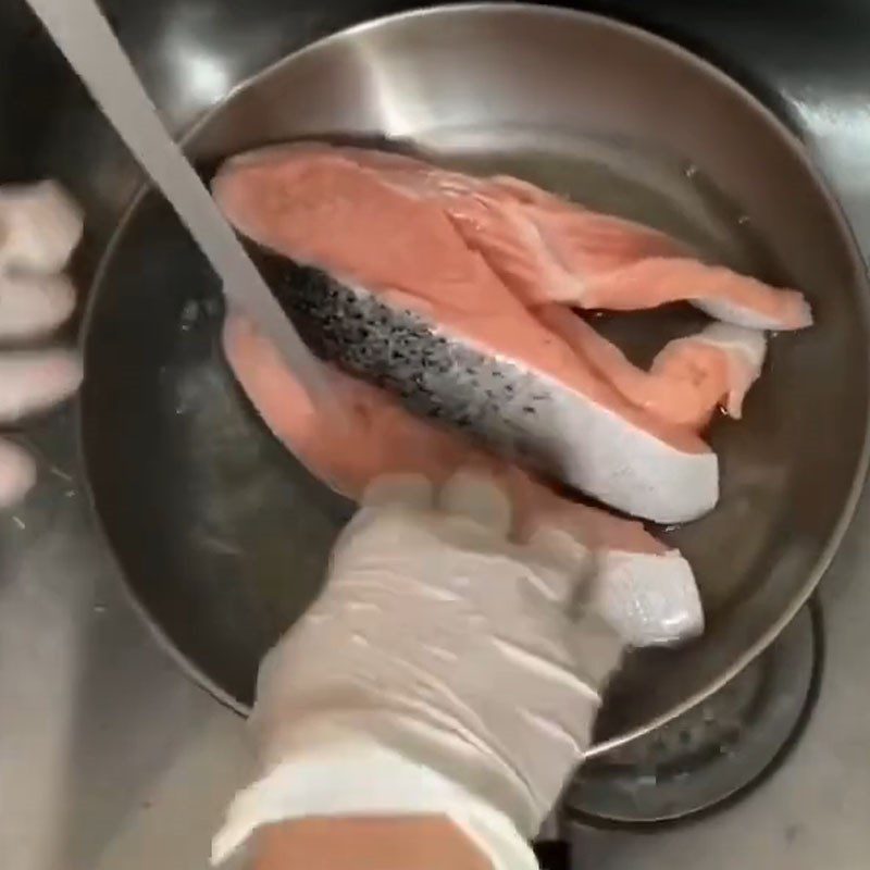 Step 1 Prepare the salmon Braised salmon in coconut water