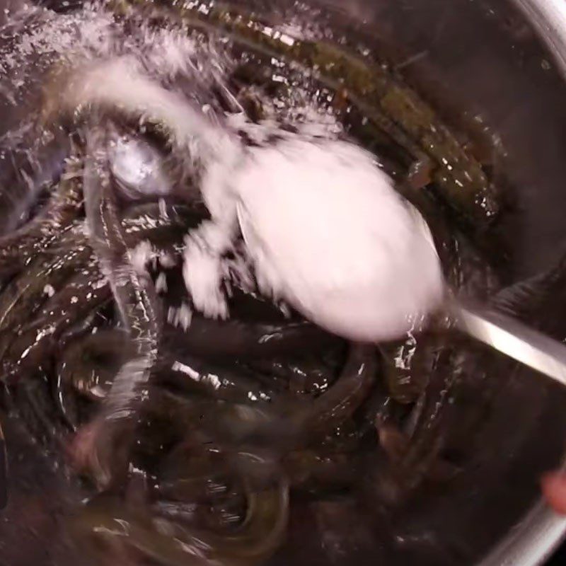 Step 2 Prepare the eel for eel porridge with straw mushrooms