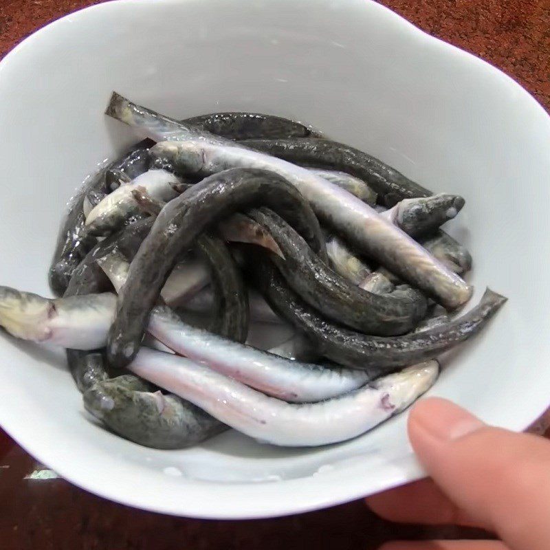 Step 1 Prepare mudfish for Mudfish Hotpot