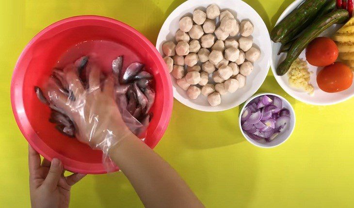 Step 1 Prepare linh fish for Linh Fish Hotpot