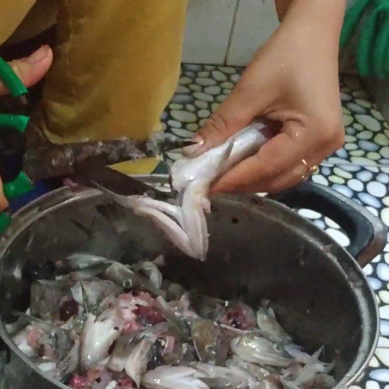 Step 1 Prepare the mullet Grilled mullet with onion