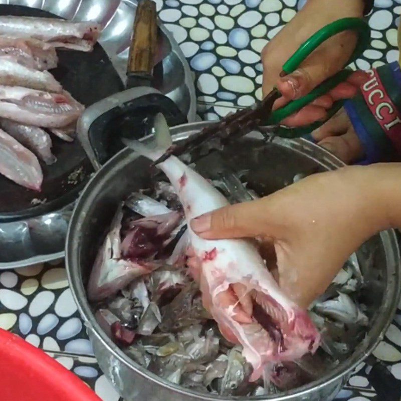 Step 1 Prepare the mullet Grilled mullet with onion