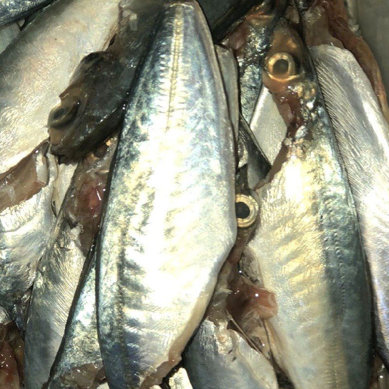 Step 1 Prepare mackerel for Sour Tamarind Soup