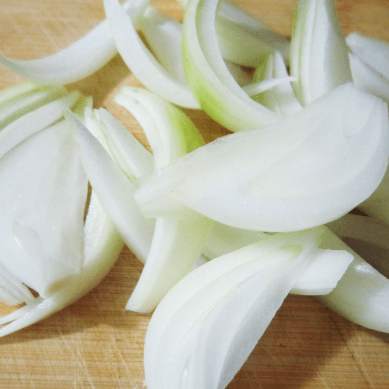 Step 1 Prepare the vegetables for Braised beef tongue with green pepper