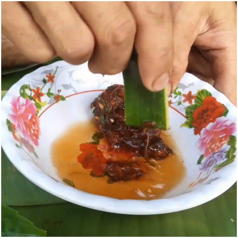 Step 2 Prepare vegetables and make dipping sauce Grilled frog