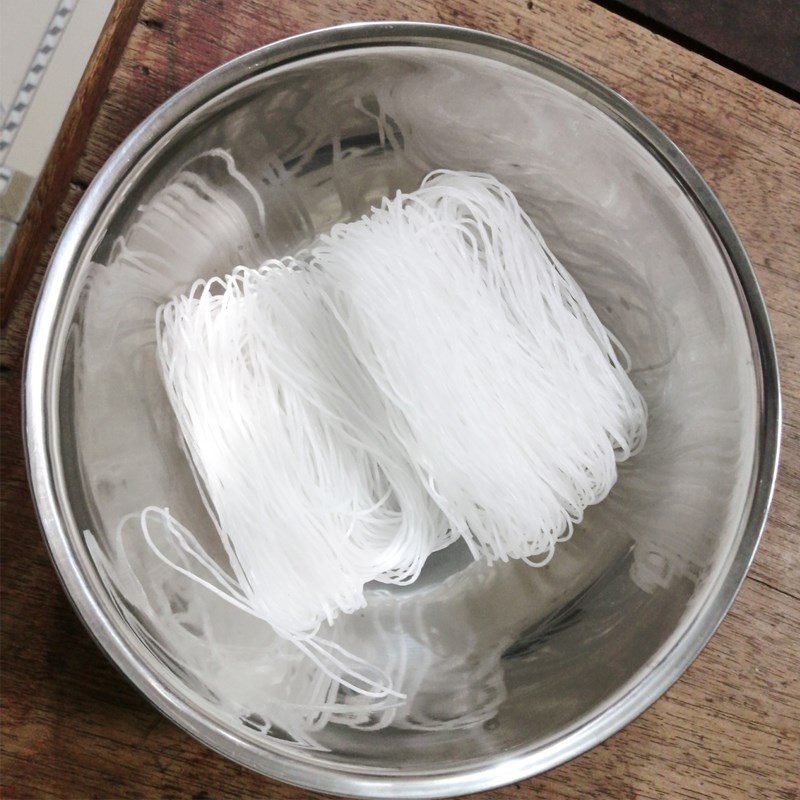Step 1 Prepare the ingredients for Stir-fried noodles with chicken entrails