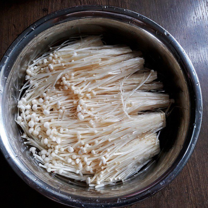 Step 1 Prepare the ingredients for Stir-fried Beef with Enoki Mushrooms