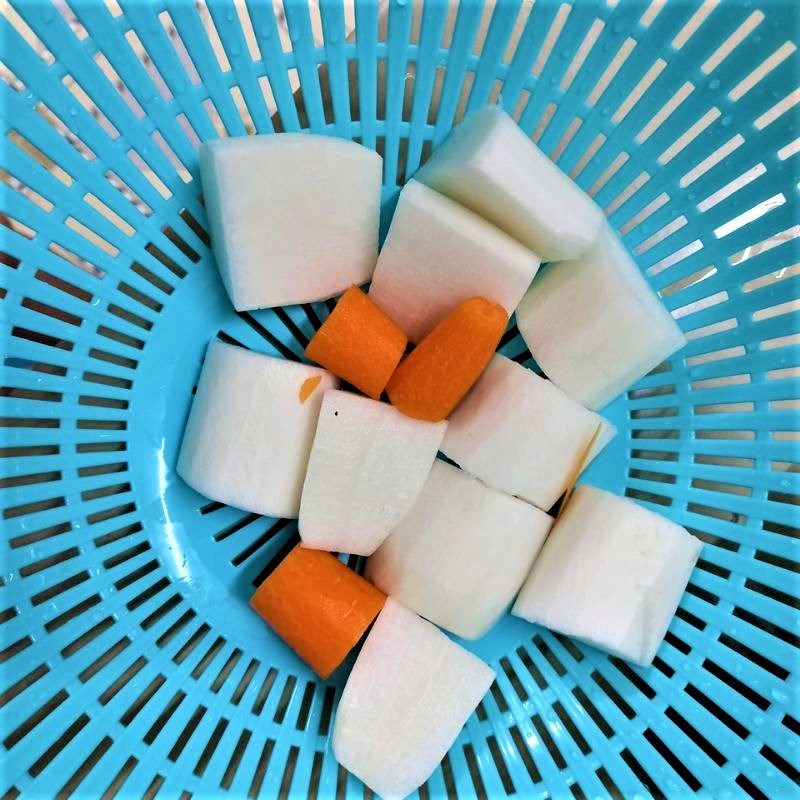 Step 1 Prepare the ingredients for wonton noodles