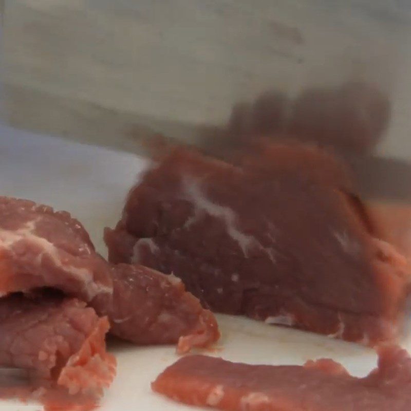 Step 2 Prepare the ingredients for the beef salad with tamarind