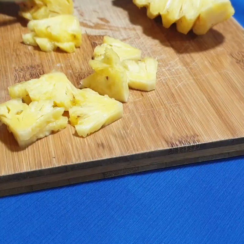 Step 1 Prepare the ingredients for Vegetarian Caramelized Pineapple