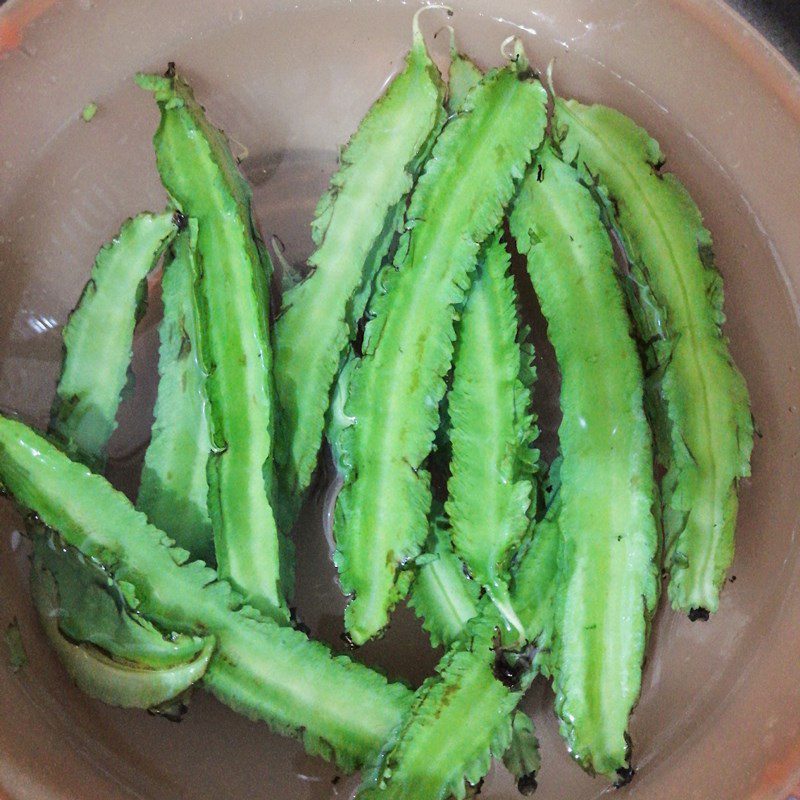 Step 1 Prepare the ingredients Stir-fried dragon beans with pork