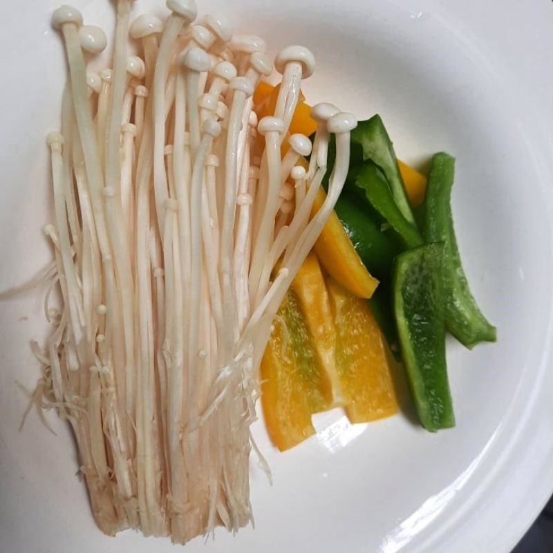 Step 1 Prepare the ingredients for beef belly rolled with enoki mushrooms