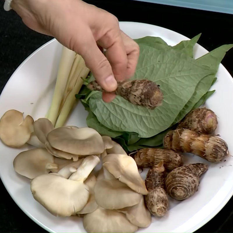 Step 1 Prepare the ingredients for vegetarian taro soup with betel leaves