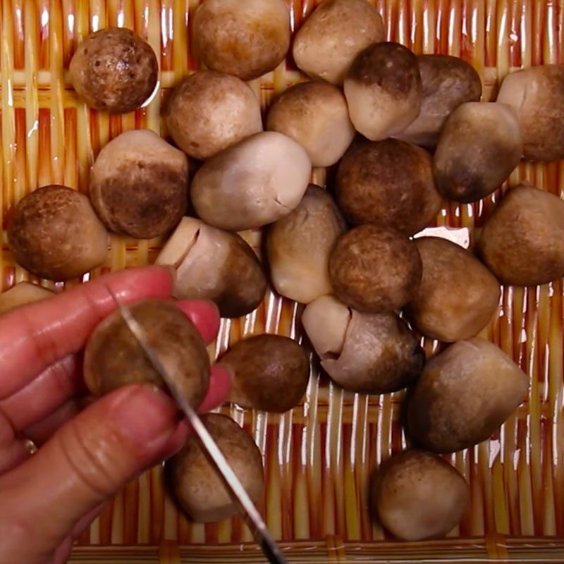 Step 1 Prepare the ingredients for eel porridge with straw mushrooms