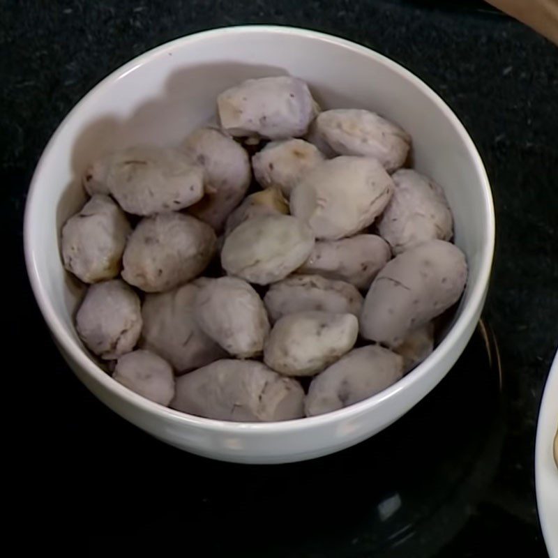 Step 1 Prepare the ingredients for vegetarian taro soup with betel leaves