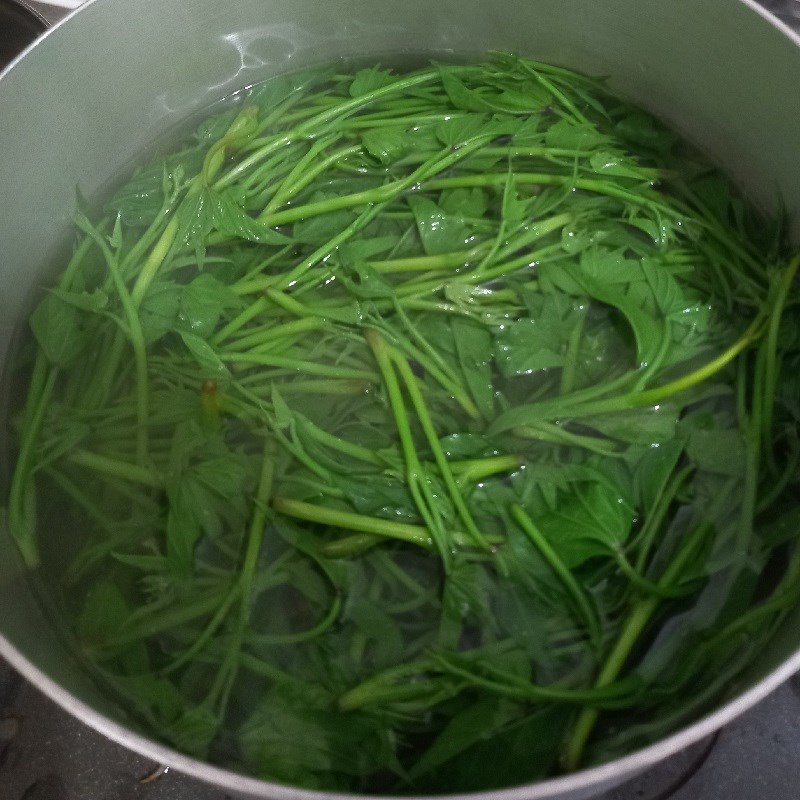 Step 1 Prepare the ingredients for Stir-fried Sweet Potato Leaves with Beef