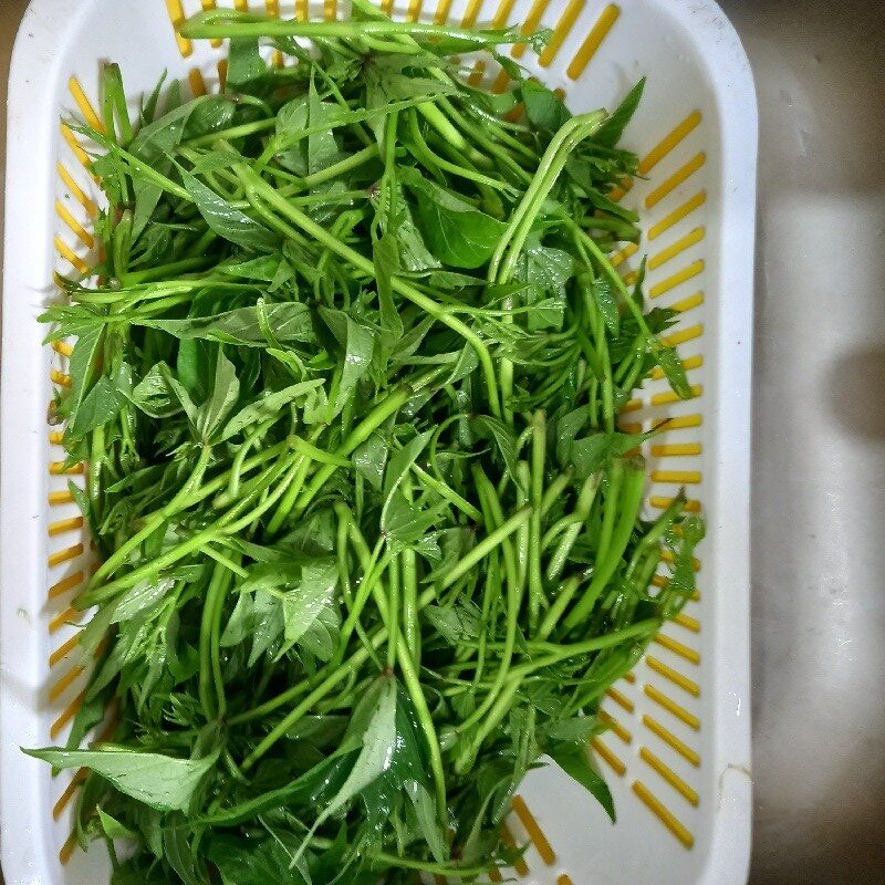 Step 1 Prepare the ingredients for Stir-fried Sweet Potato Leaves with Beef