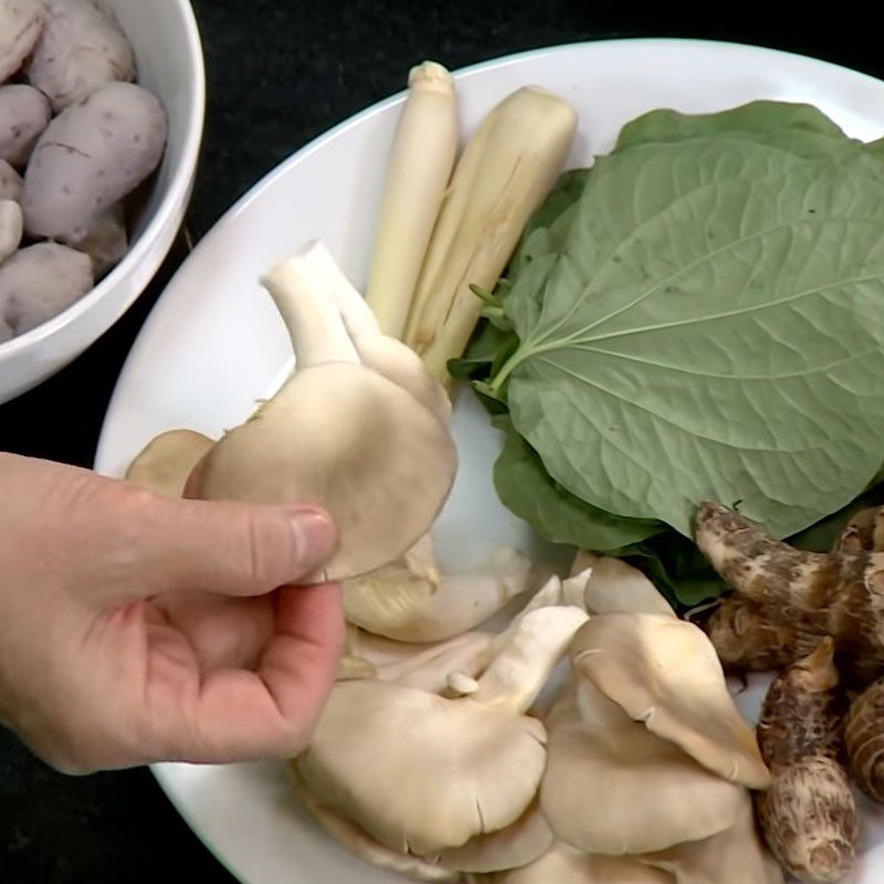 Step 1 Prepare the ingredients for vegetarian taro soup with betel leaves