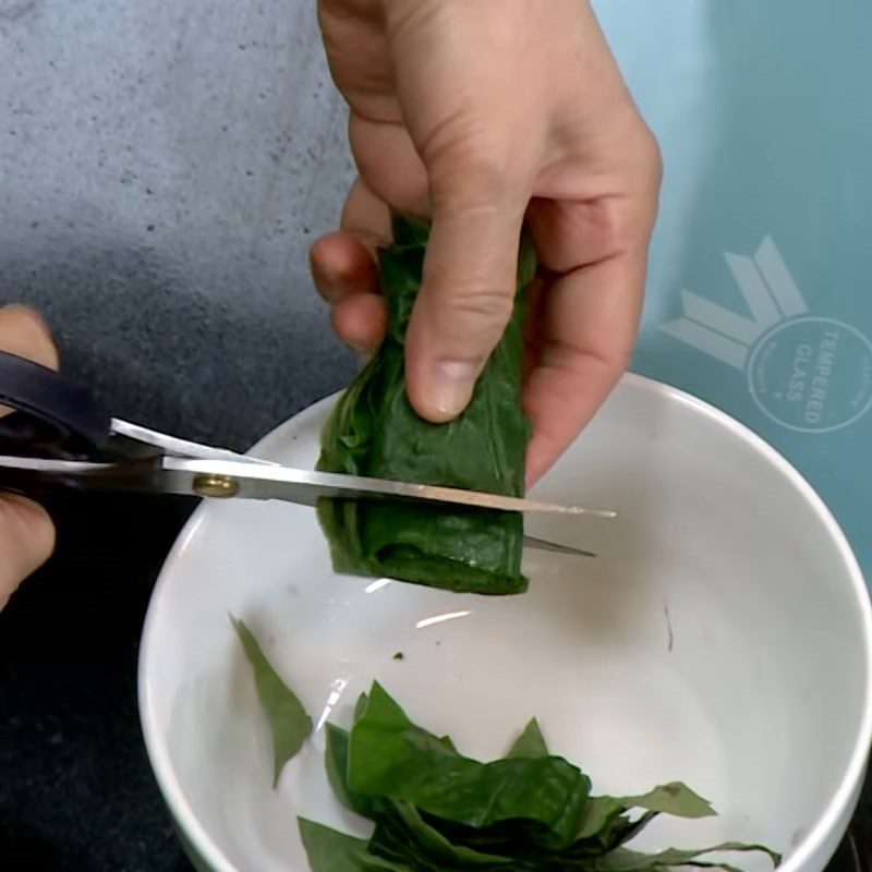 Step 1 Prepare the ingredients for vegetarian taro soup with betel leaves