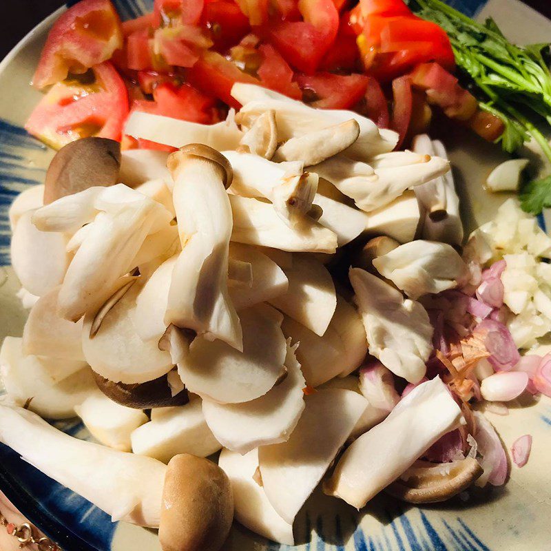 Step 1 Prepare the ingredients for Tomato Stir-Fried Noodles