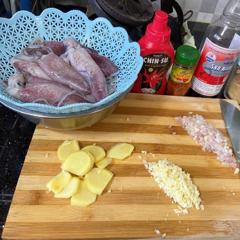 Step 1 Prepare the Ingredients Squid Eggs - Fried Baby Squid with Fish Sauce (recipe shared by users)