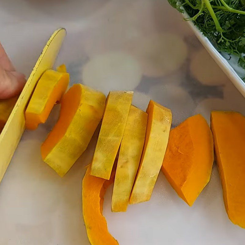 Step 1 Prepare the ingredients for the vegetarian pumpkin soup with seaweed