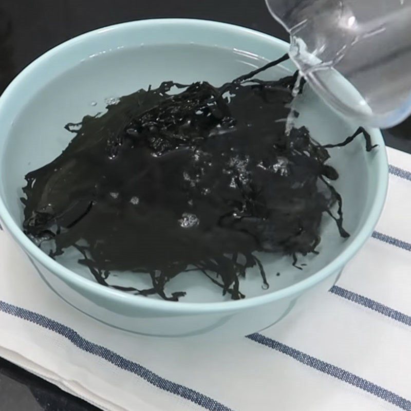 Step 1 Prepare the ingredients for the vegetarian pumpkin soup with seaweed