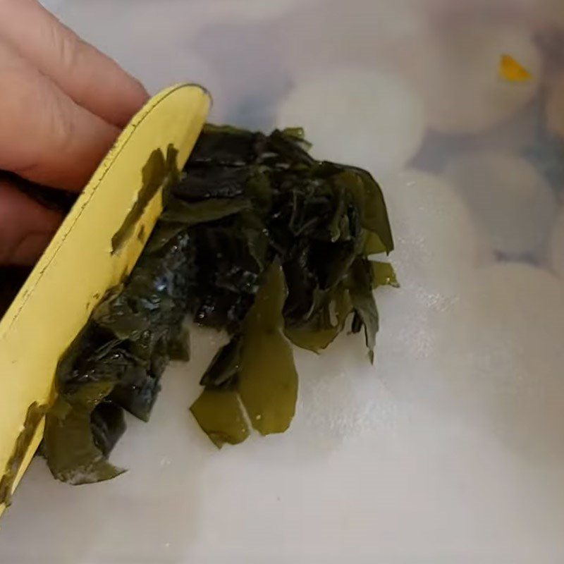 Step 1 Prepare the ingredients for the vegetarian pumpkin soup with seaweed