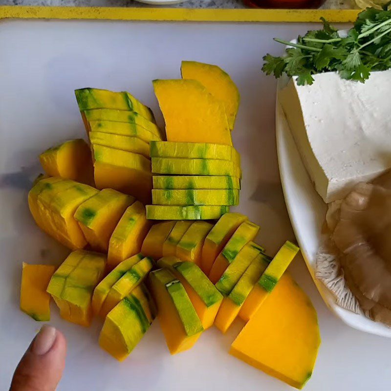 Step 1 Prepare the ingredients for Vegetarian Pumpkin Mushroom Soup