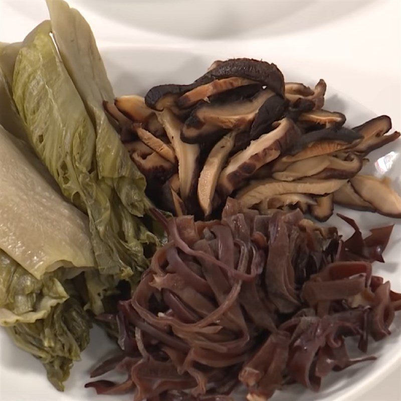 Step 1 Prepare the ingredients for Stir-fried Vermicelli with Pickled Vegetables