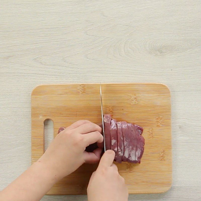 Step 1 Prepare the ingredients for Stir-fried Pork Intestines with Turmeric