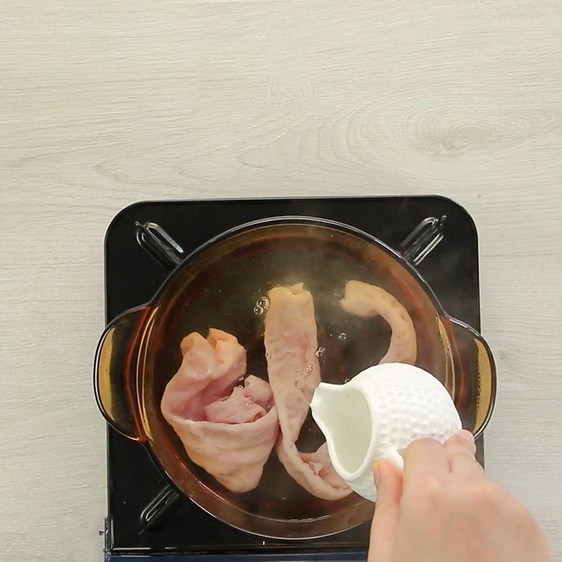 Step 1 Prepare the ingredients for Stir-fried Pork Intestines with Turmeric