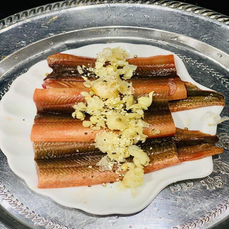 Step 1 Prepare the ingredients for Steamed Eel Wrapped in Meat (recipe shared by users)